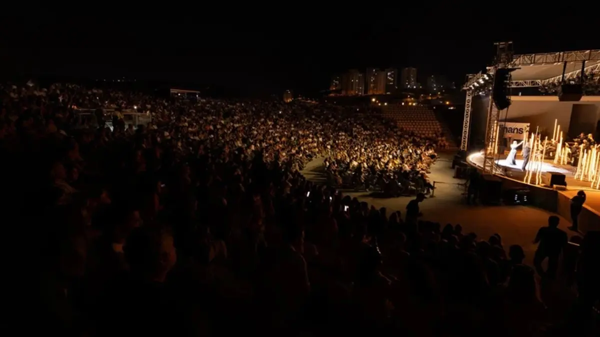 Ebru Yaşar ın ilk senfoni performansı mest etti! 120 kişilik dev kadroyla sahnede 3