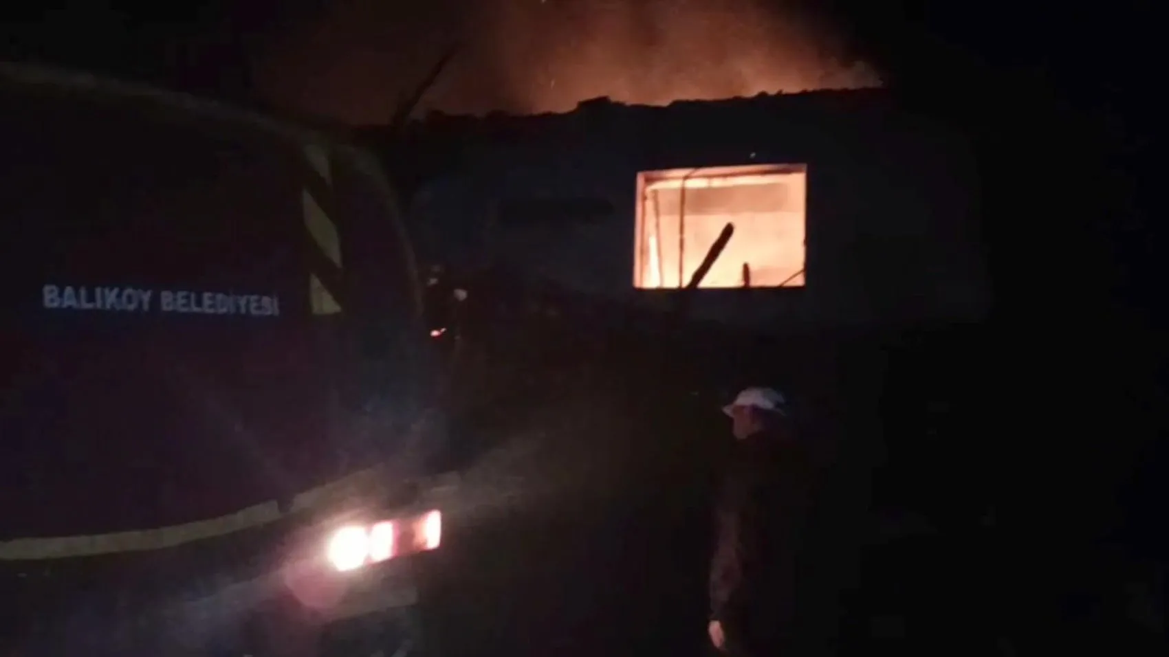 Kütahya'da gece çıkan yangın bir aileyi evsiz bıraktı