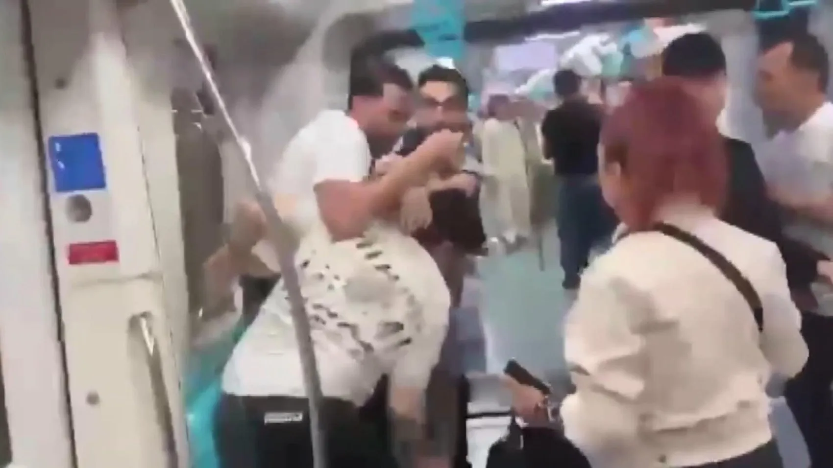 Pendik Marmaray hattında yolcular ve görevliler birbirine girdi