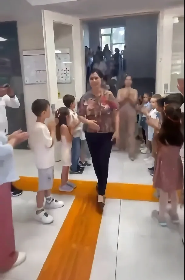 38 yıllık öğretmen Sevil Darısapı sınıfına veda etti