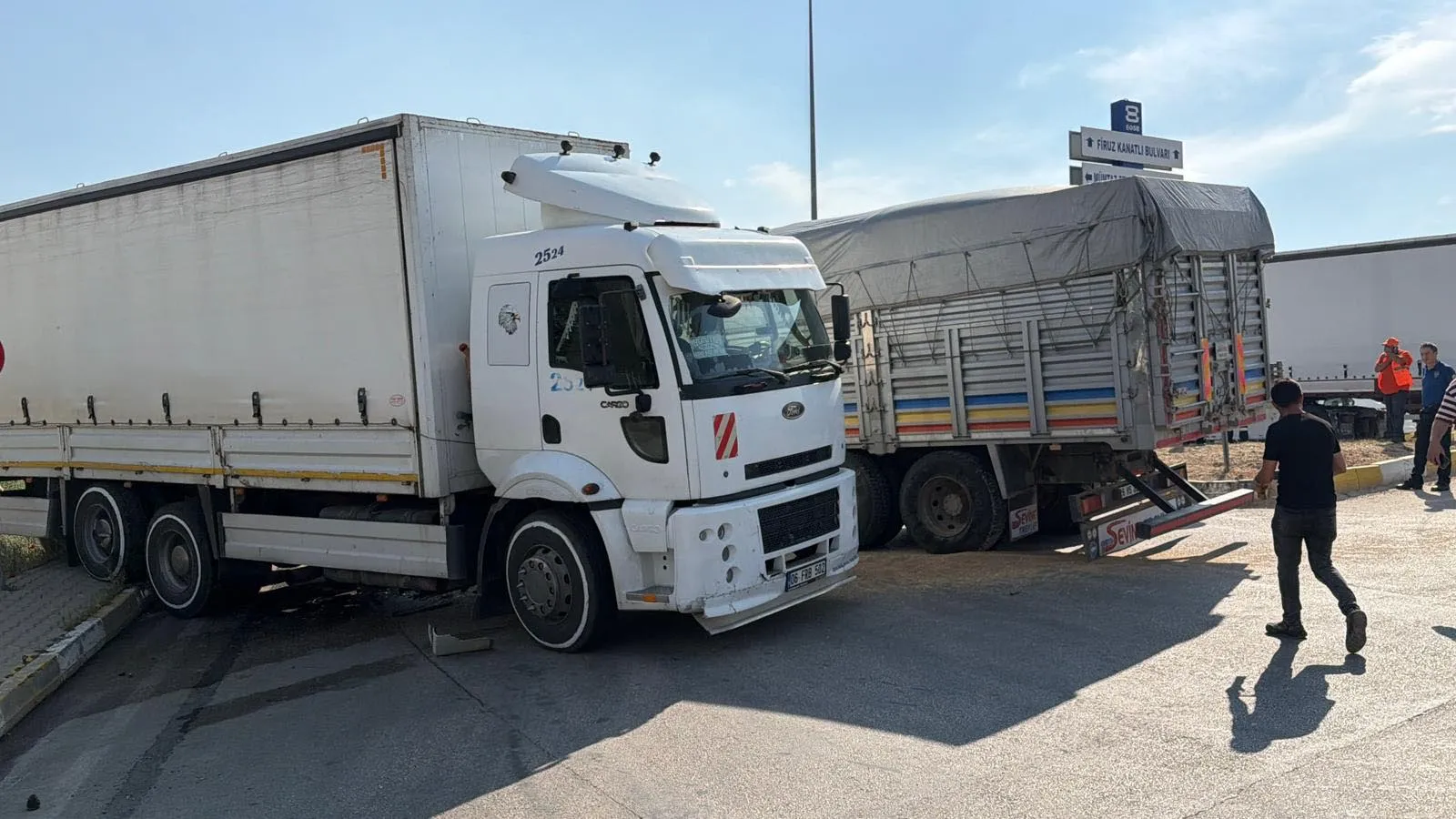 Eskişehir’de kamyonlar çarpıştı sürücü kabinde sıkıştı
