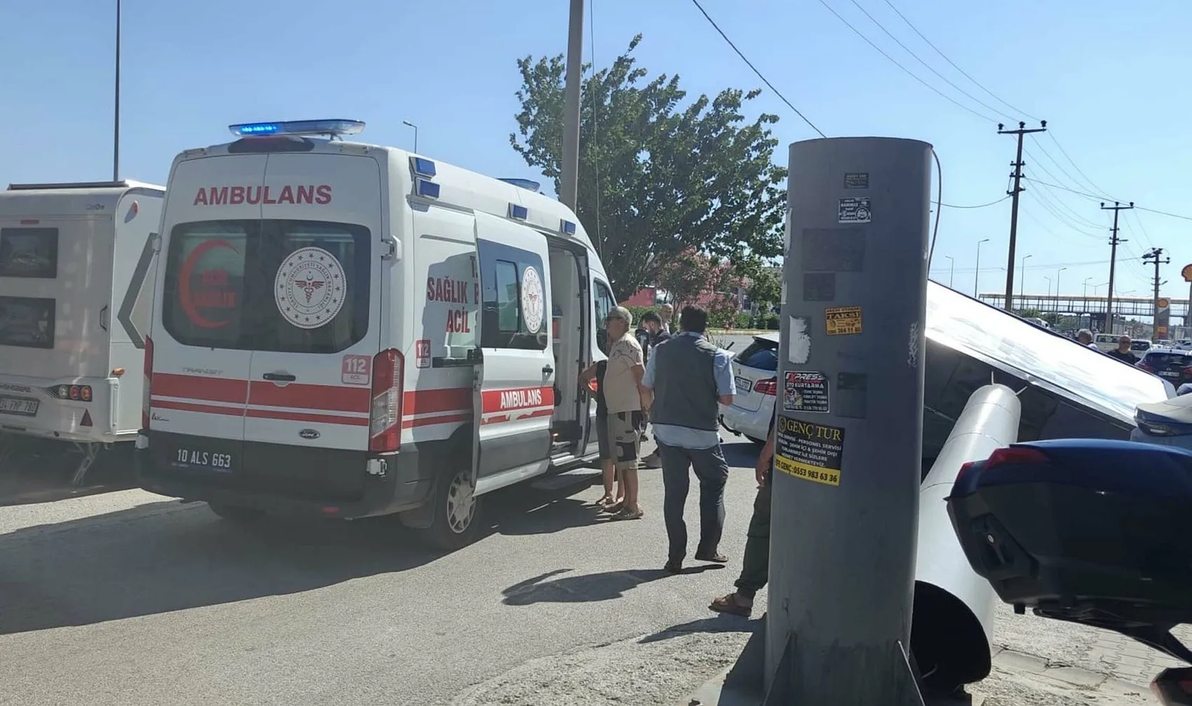 Edremit'te rüzgarın yıktığı dev reklam panosu otomobilin üzerine düştü
