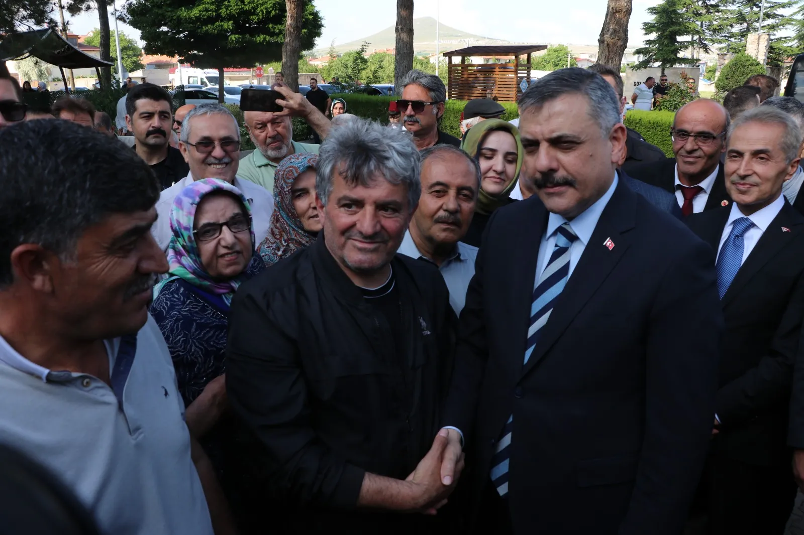 Bakan Çiftçi eski görev yerinde vatandaşla kucaklaştı