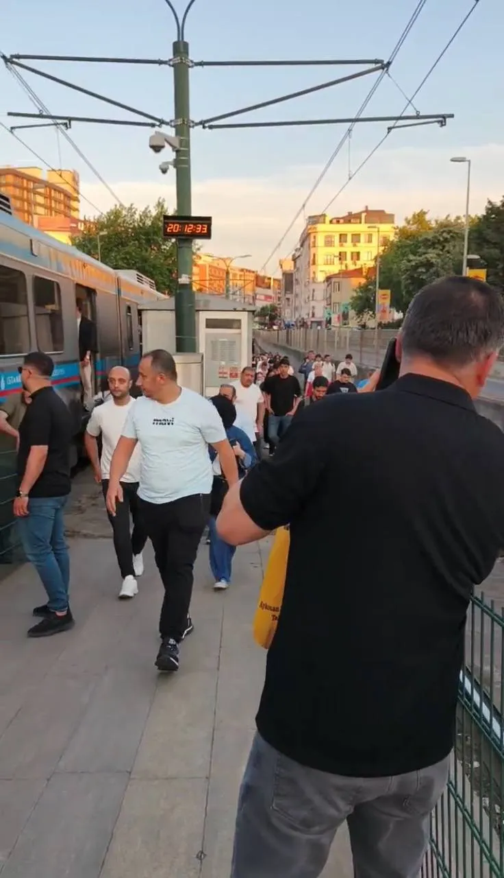 Gaziosmanpaşa’da tramvay hattında yangın paniği