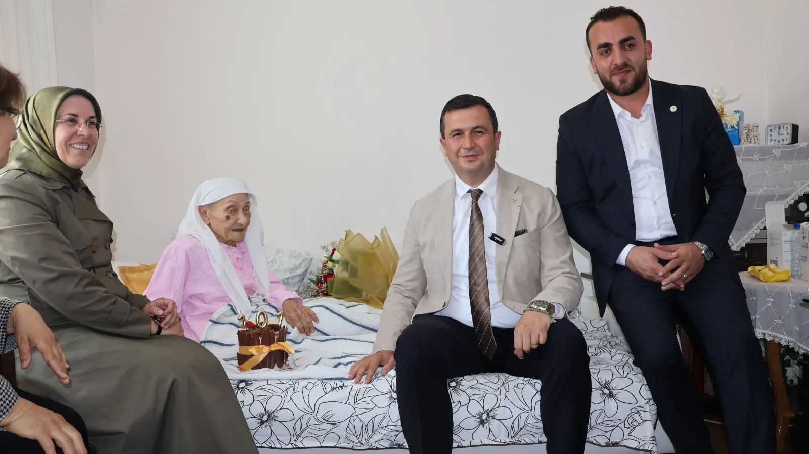 101 yaşındaki Hacer Teyze’ye Atatürk anısı eşliğinde doğum günü sürprizi