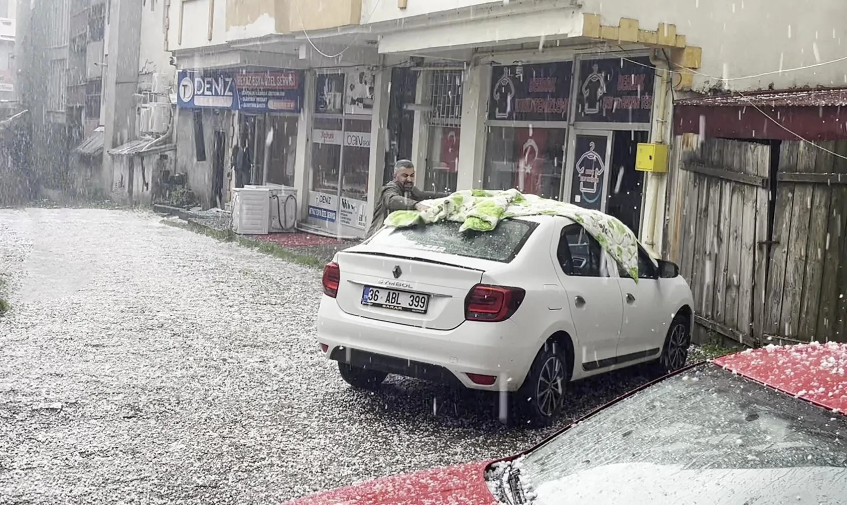 Ardahan’da aniden bastıran dolu sokakları beyaza boyadı