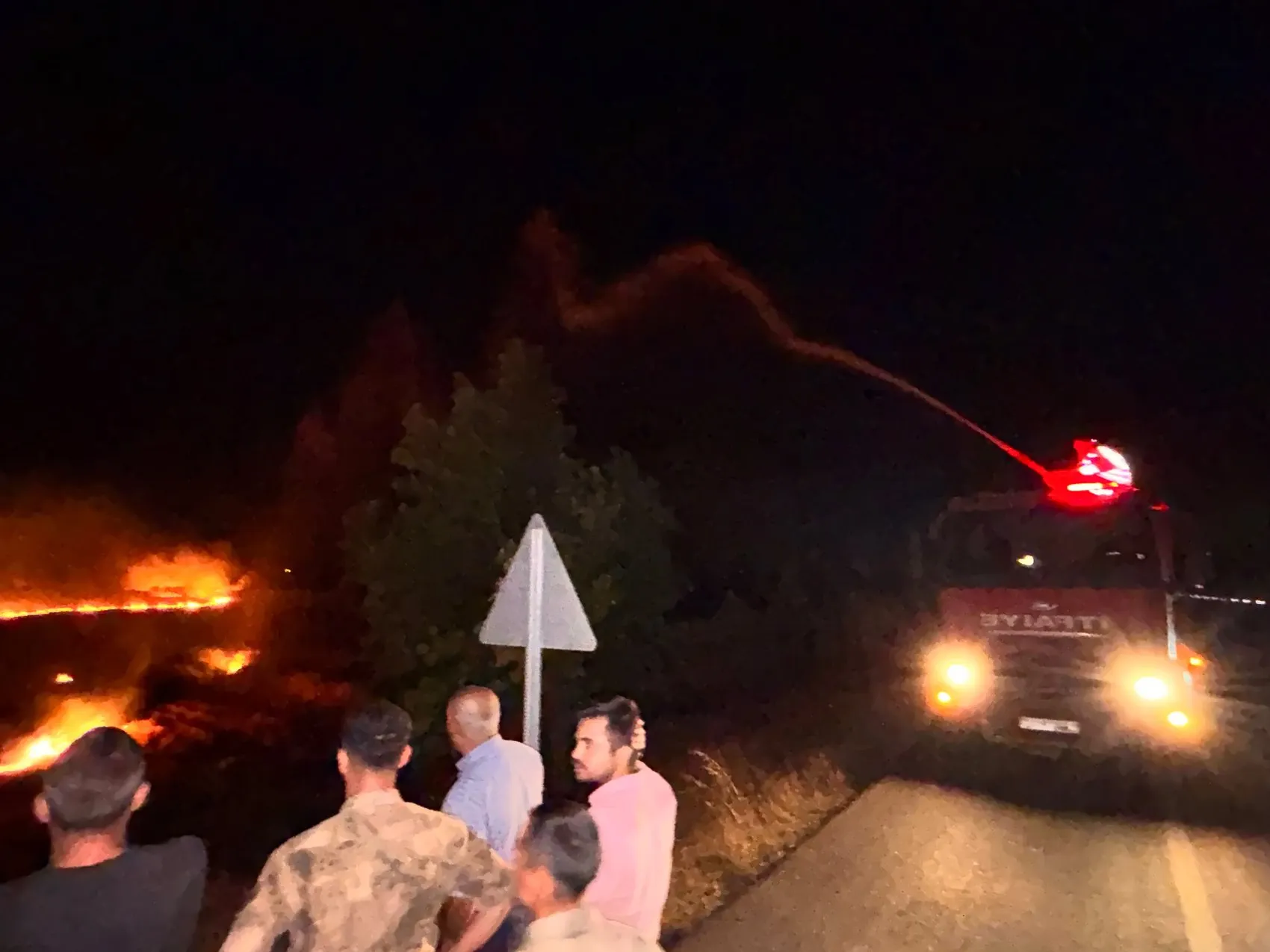 Hatay'da kontrolsüz anız ateşi 200 dönüm zeytinliği kül etti