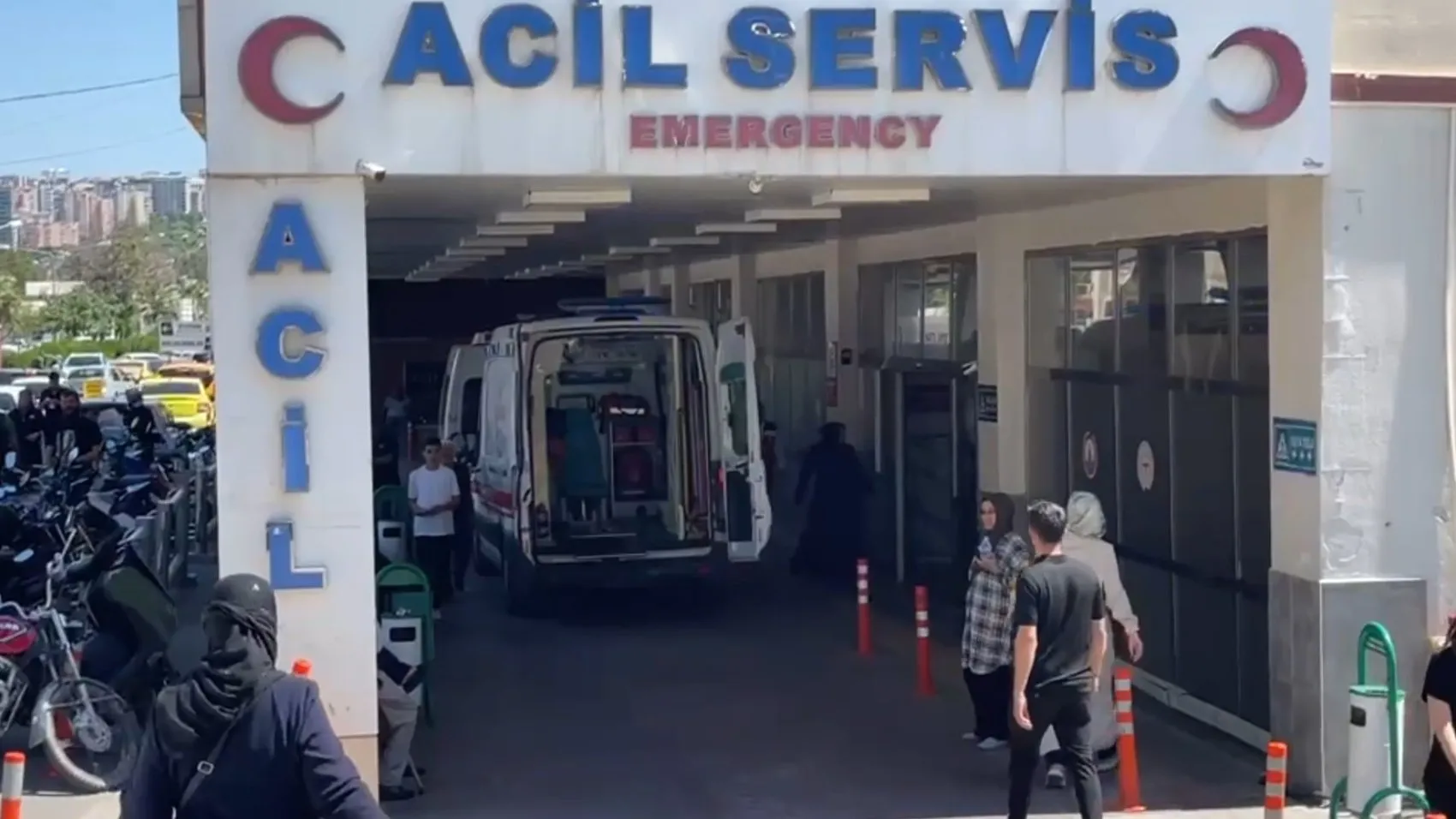 Viranşehir yolunda ağır kaza Kamyonun altına giren araçta can pazarı