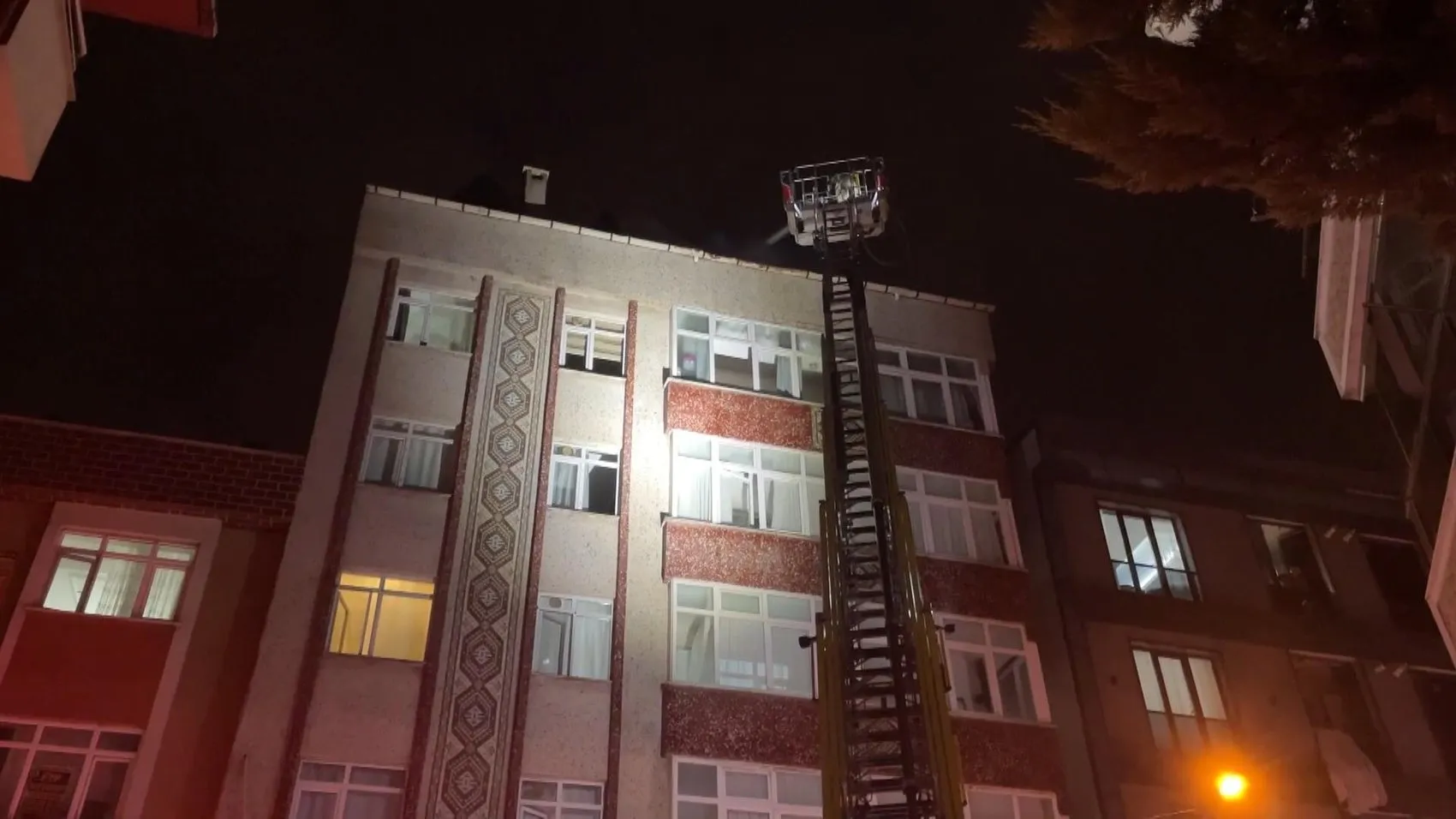 Esenyurt’ta geceyi aydınlatan çatı yangını korkuttu