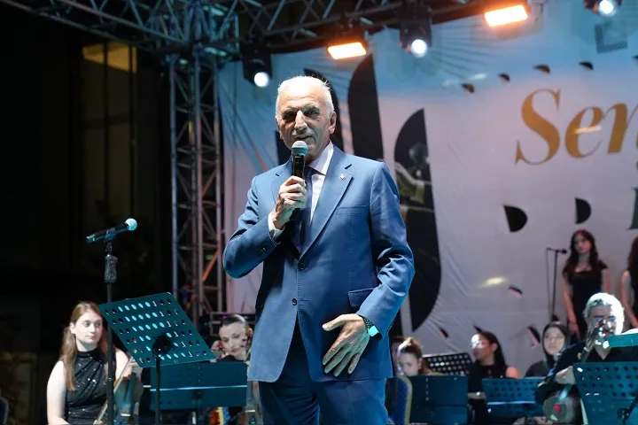 Ümraniye meydanında 75 gençten senfonik şölen