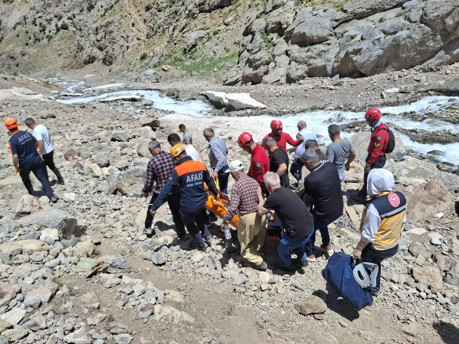 Hakkari'de sarp kayalıklarda mahsur kalan köylüyü helikopter kurtardı