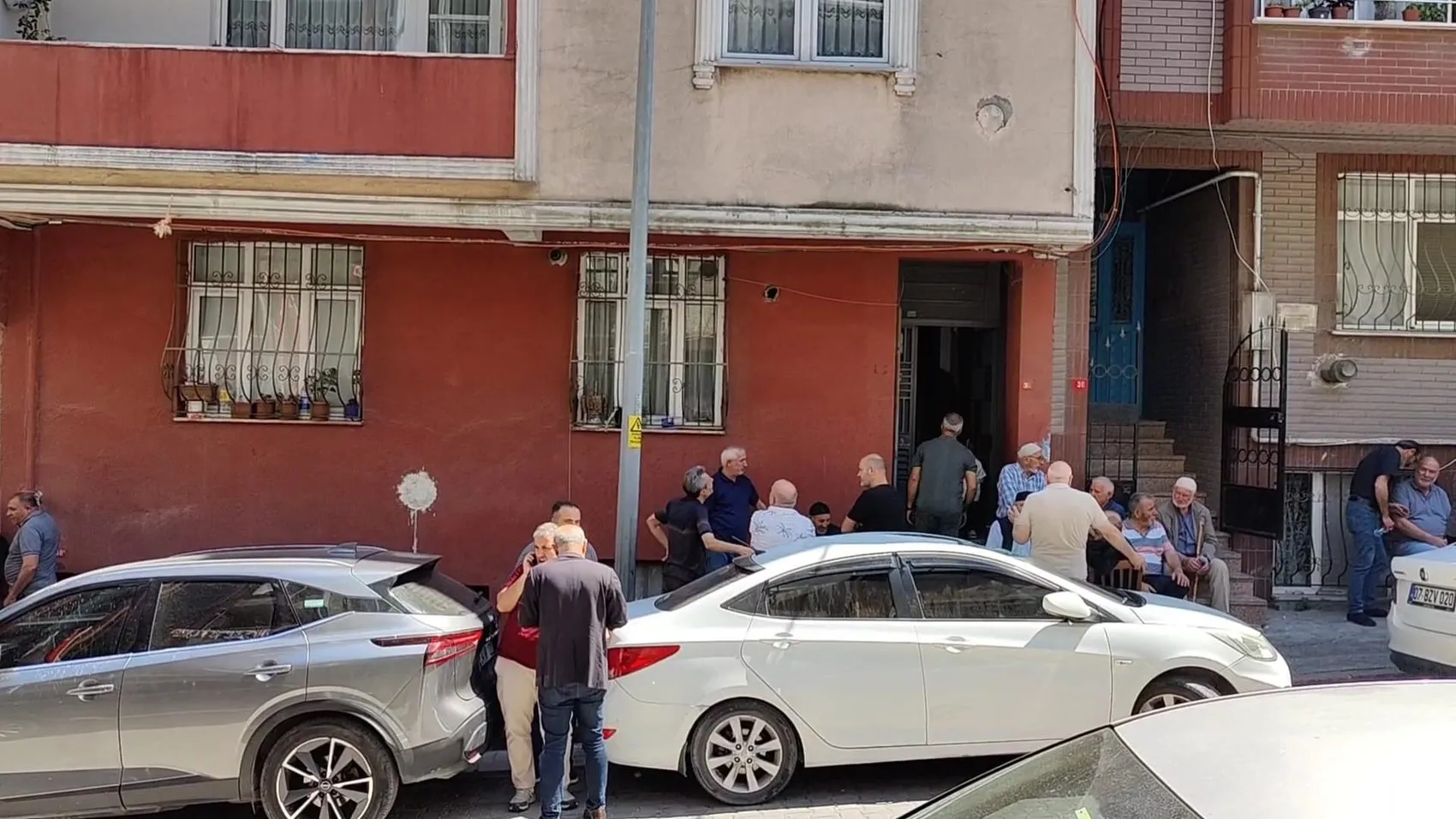 Sultangazi'de apartman boşluğundan düşen 76 yaşındaki adam hayatını kaybetti