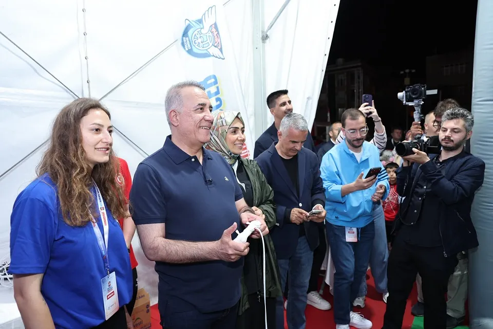 Sultangazi’de gökyüzü drone yarışlarıyla şenlendi