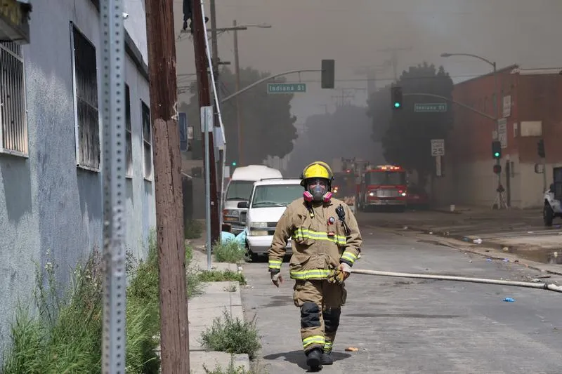 Los Angeles’ta günlerce sönmeyen dev yangın acil durum ilan ettirdi