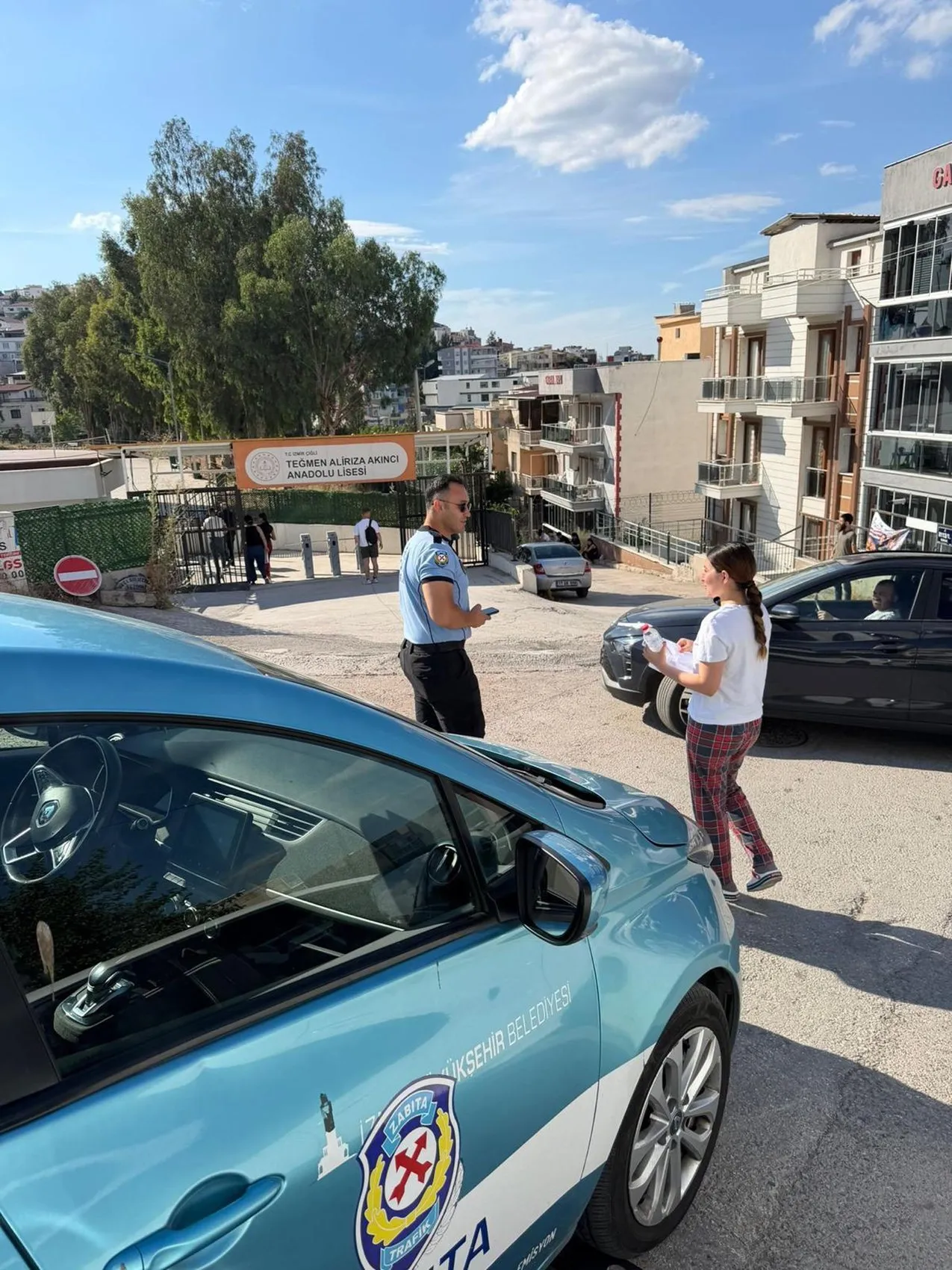 İzmir'de zabıta ekipleri sınava geç kalan öğrencilerin imdadına yetişti