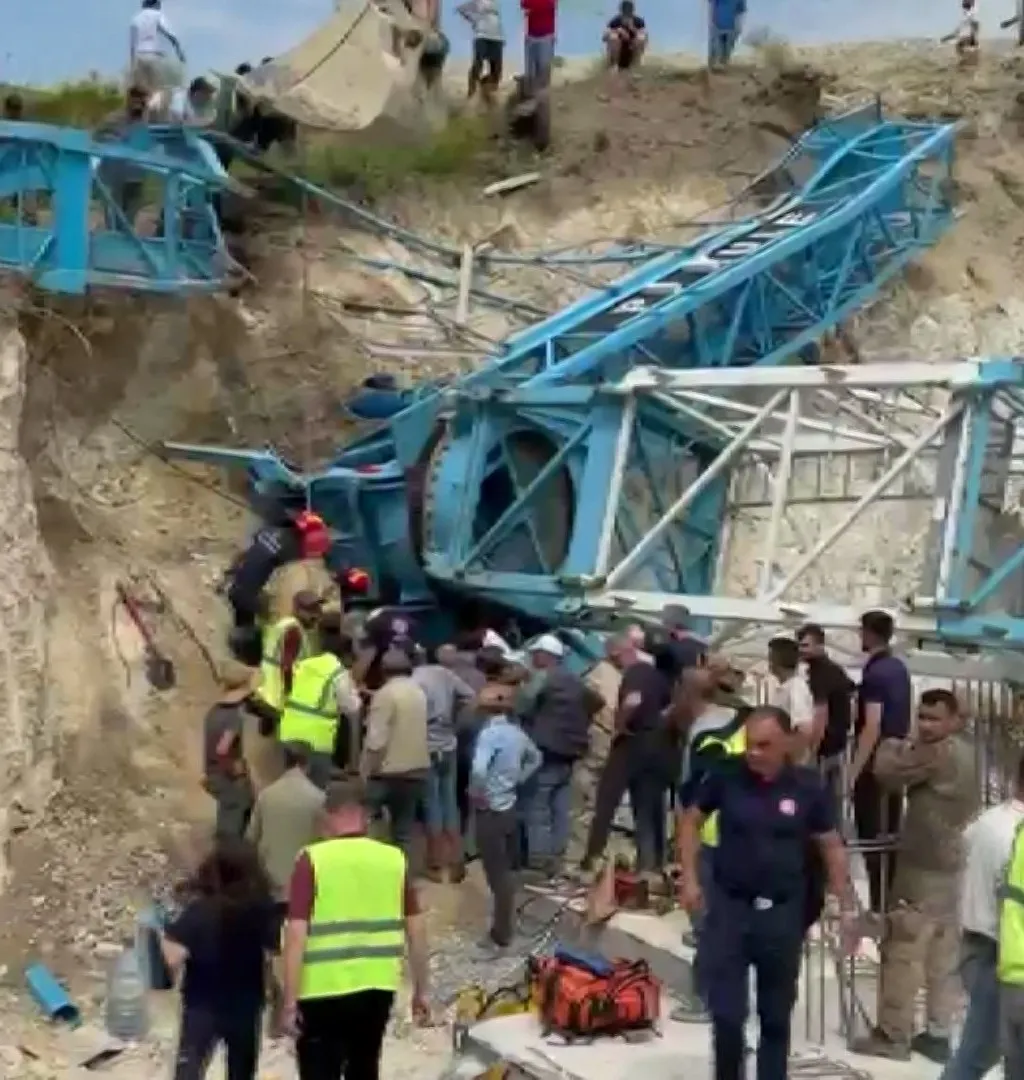 Arnavutköy'de şantiyede kule vinç devrildi