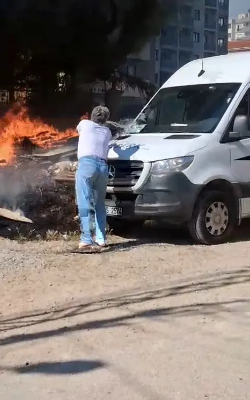 Mahalleli birleşti, yanmaya başlayan minibüsü elleriyle kurtardı