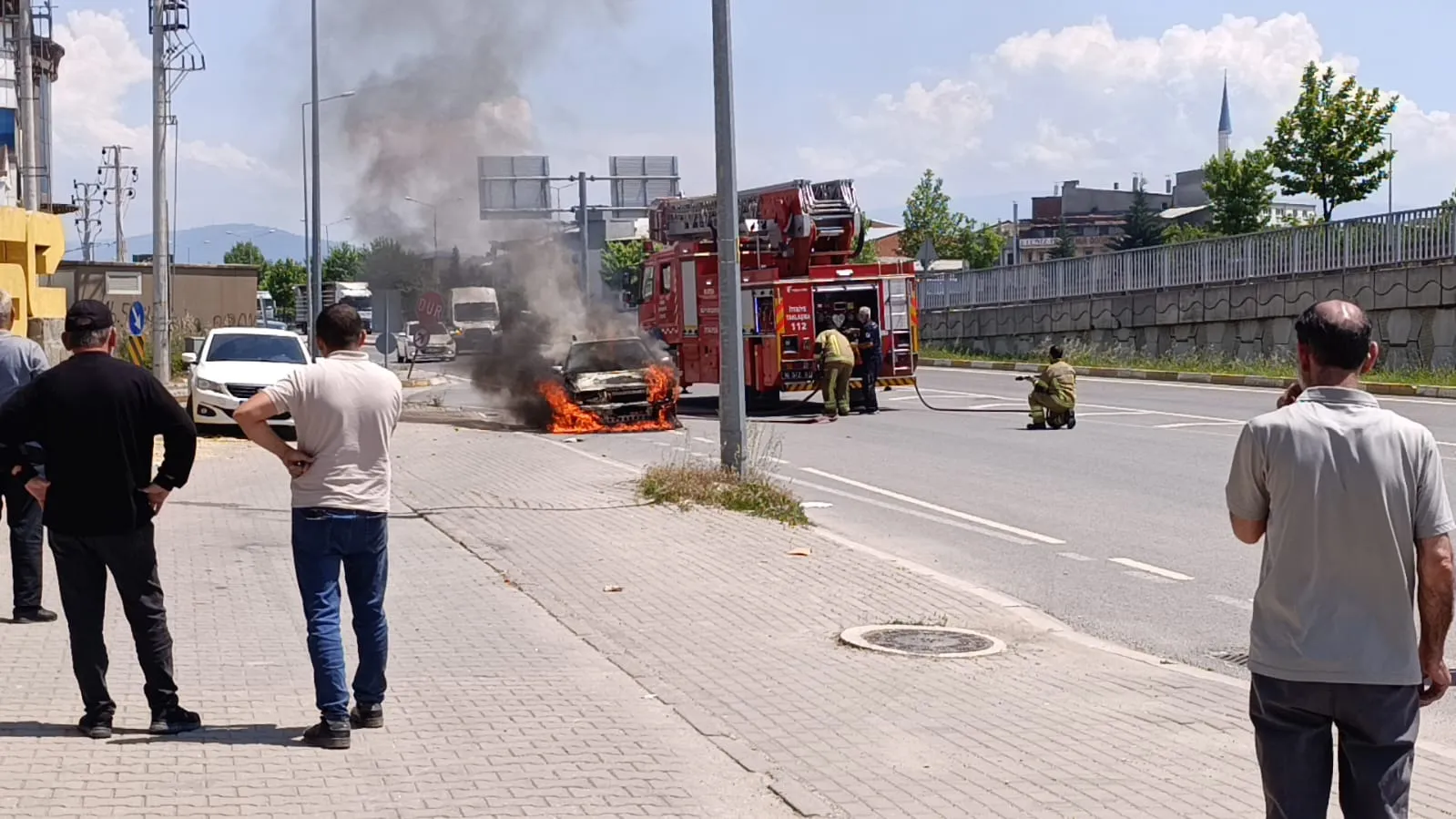 İnegöl trafiğinde korkutan araç yangını