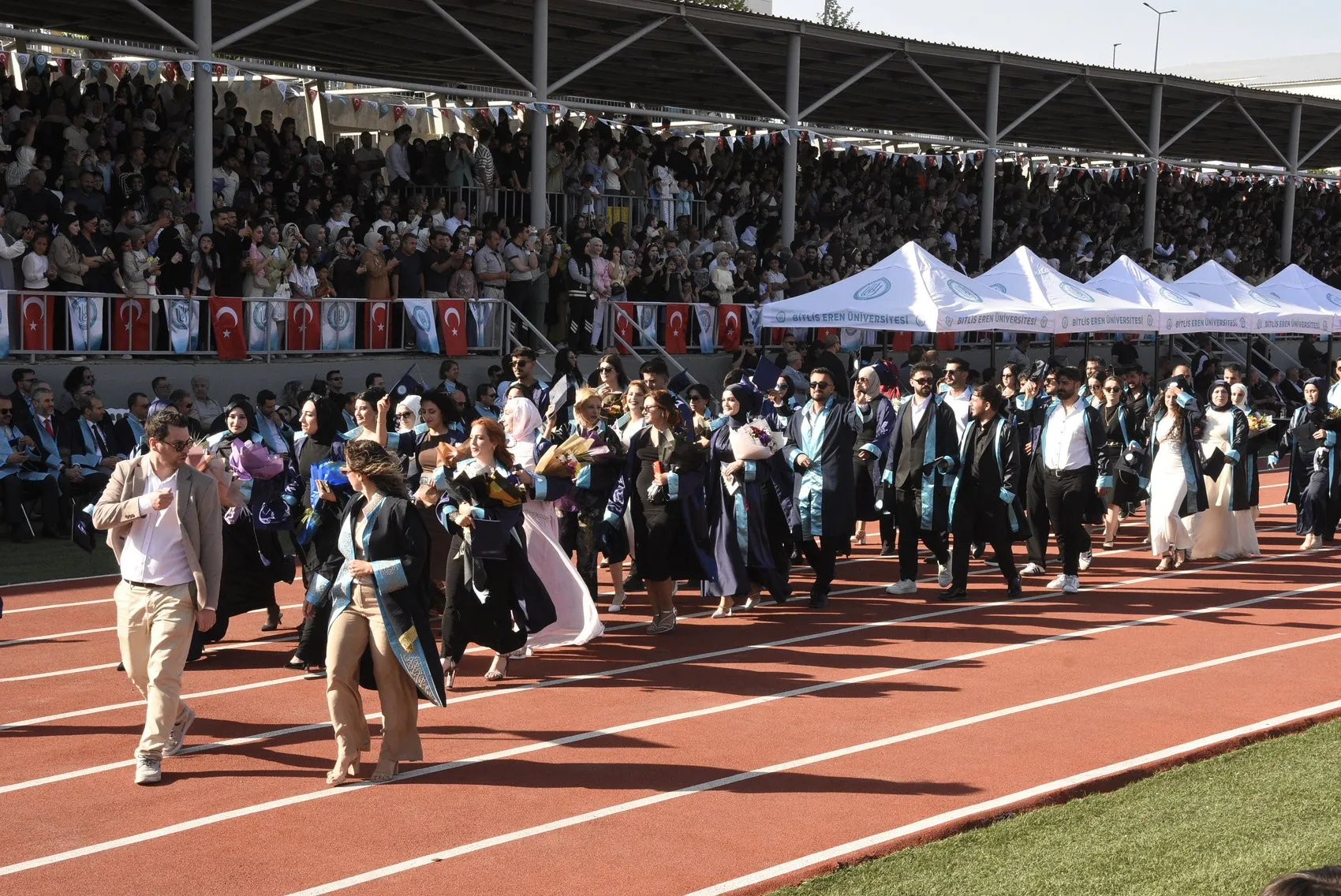 Bitlis Eren Üniversitesi'nde 2 bin 800 genç diplomayı aldı