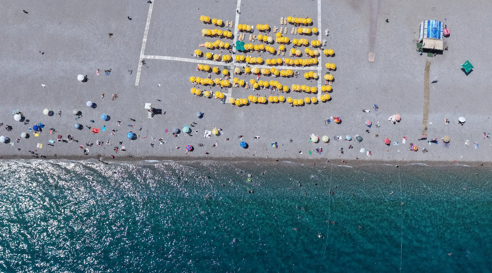 Antalya kavurucu sıcakla tanıştı sahillere hücum başladı