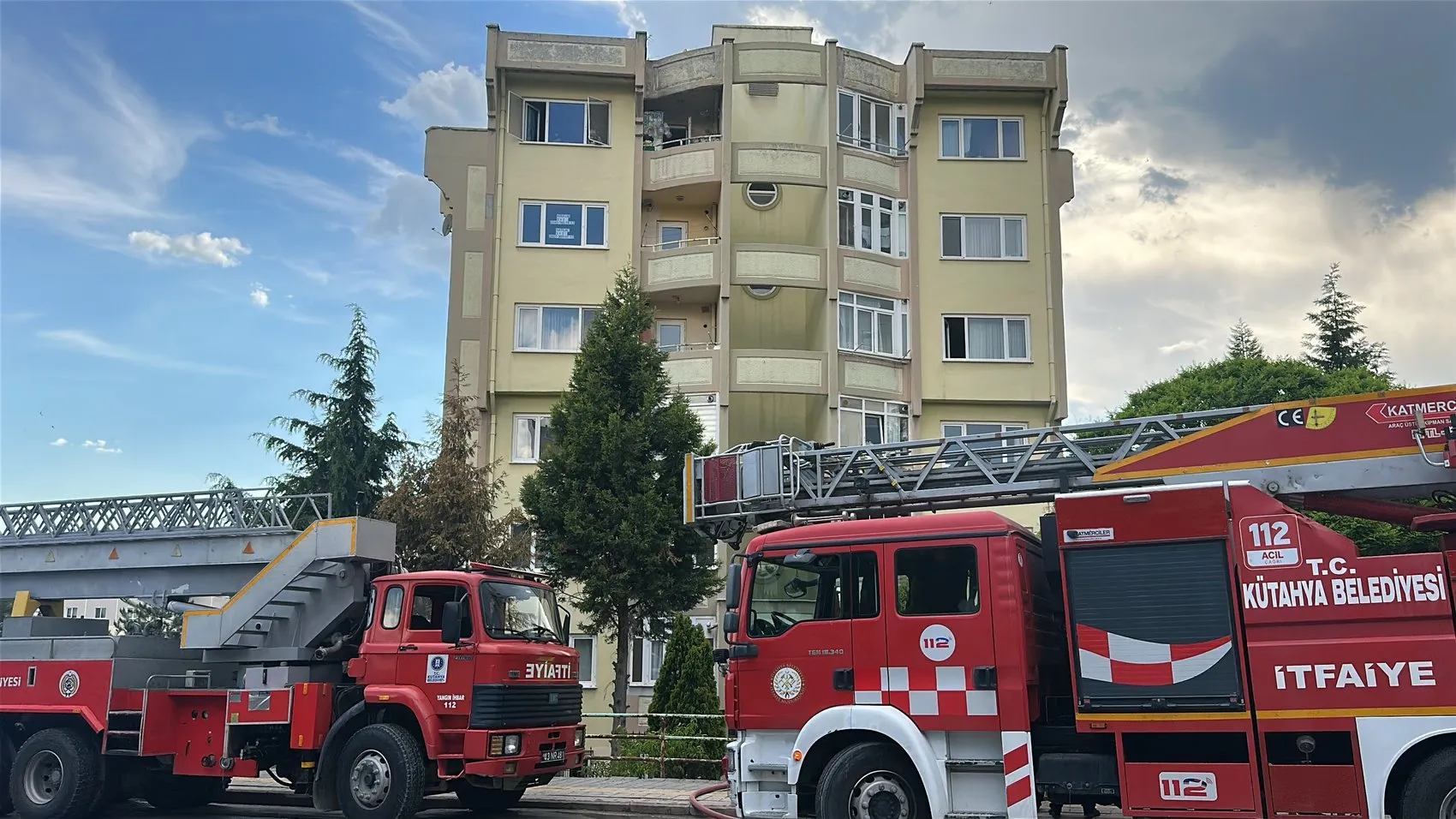 Kütahya’da bir apartmanın asansör dairesi alevlere teslim oldu