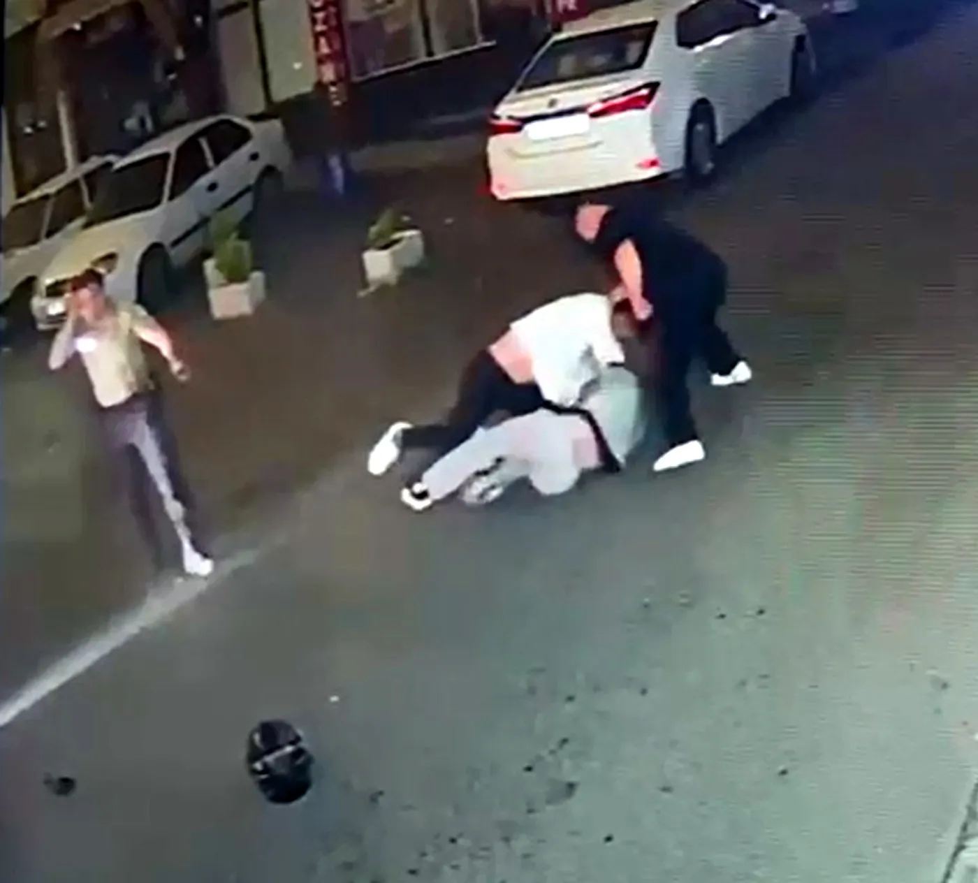 Çorlu'da gece yarısı sokak kavgası kamerada