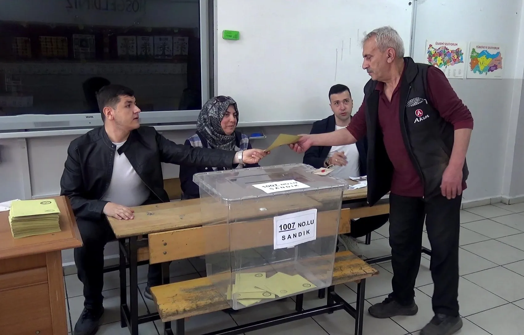 Erzurum Lalapaşa Mahallesi yeni muhtarını seçmek için sandık başında