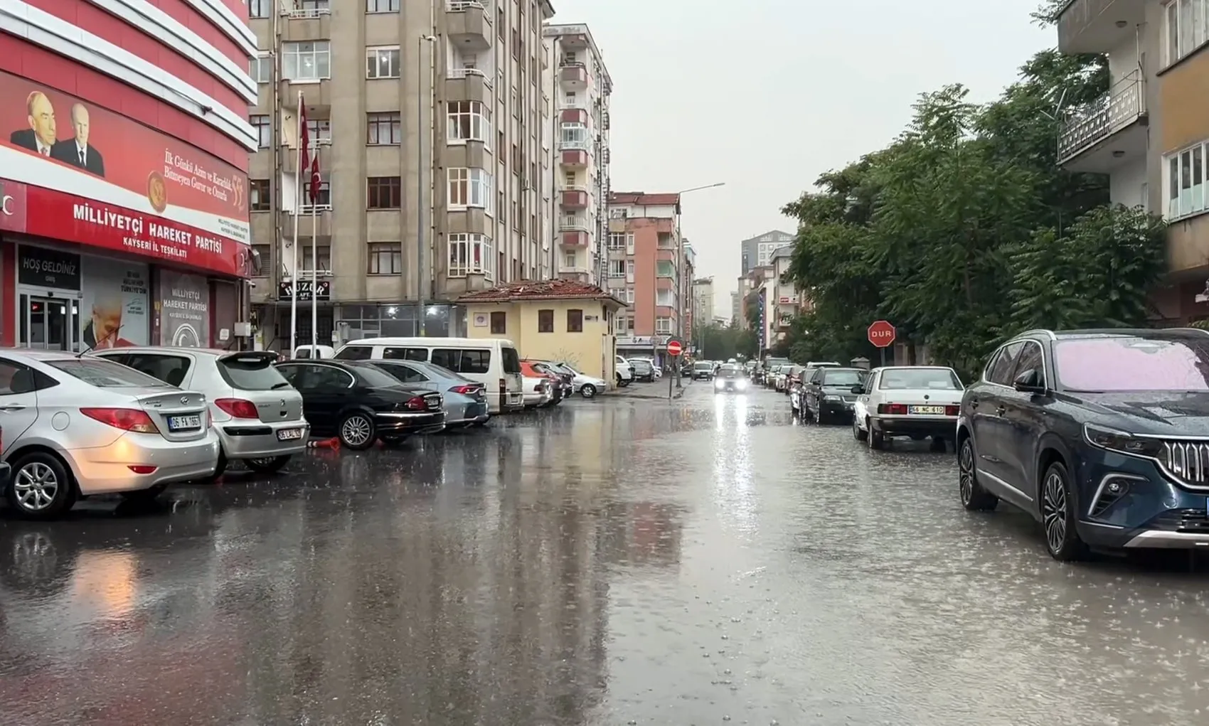 Kayseri'de aniden bastıran sağanak hayatı felç etti