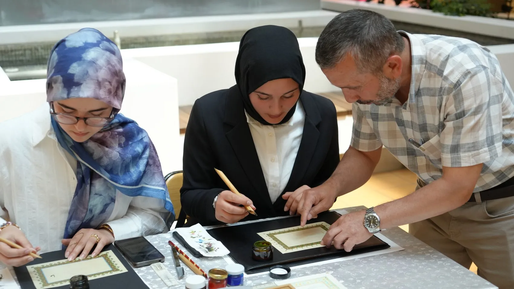 38 Yaşında Başladığı Sanatı Şimdi Gençlere Aktarıyor