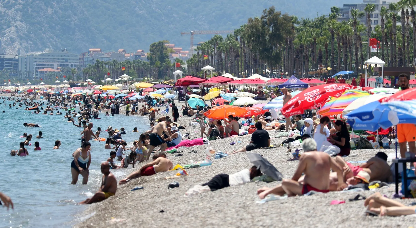 Antalya kavurucu sıcakla tanıştı sahillere hücum başladı