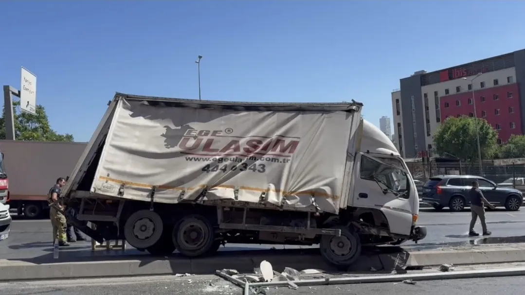 Beylikdüzü D-100 karayolunda kamyonet kazası trafiği kilitledi