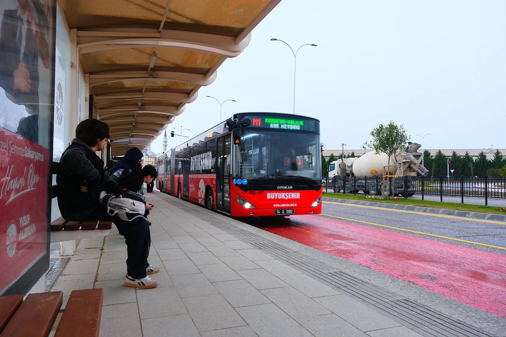 Sakarya metrobüsü ilk yılını 3,5 milyon yolcuyla kapattı