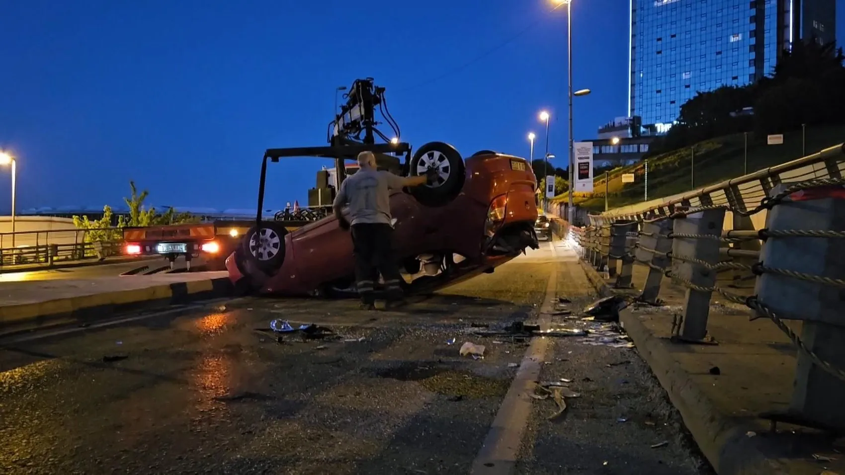 Şişli'de alkollü sürücü köpeğe çarpmamak için takla attı
