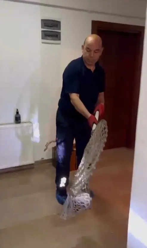 Adana'da elektrik panosuna sıkışan yavru sansarı itfaiye kurtardı