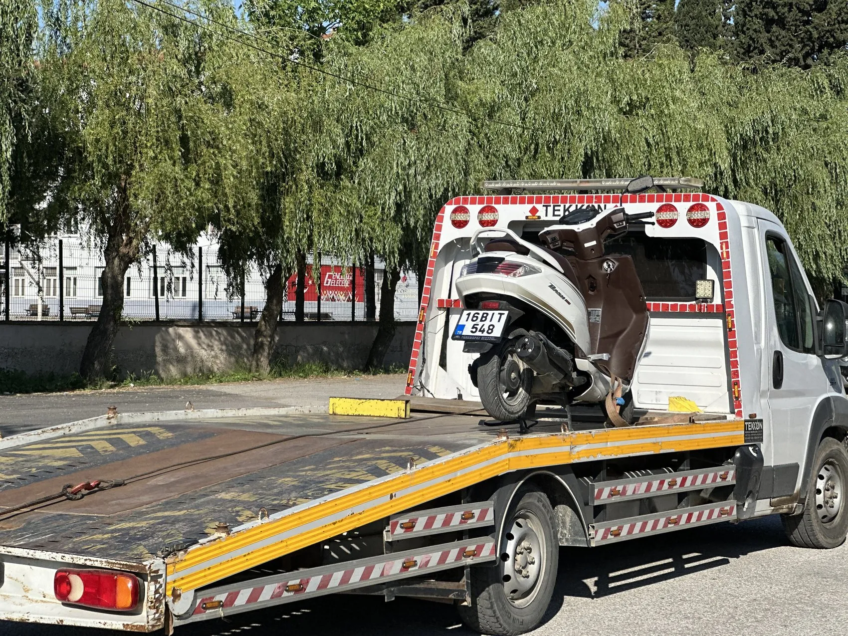 İznik’te otomobil ve motosiklet çarpıştı