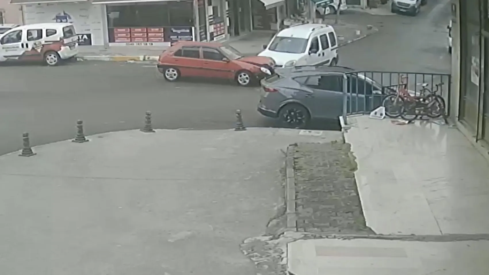 Pendik’te dikkatsiz sürücü kazaya davetiye çıkardı