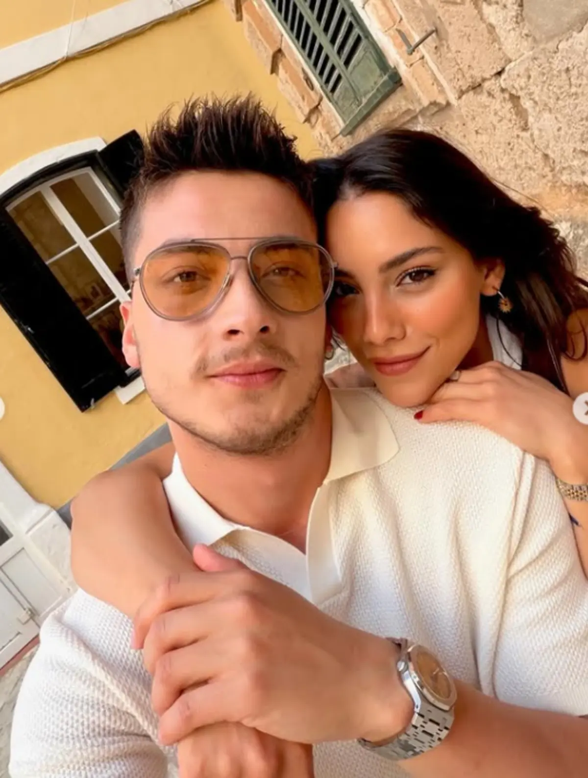 Atakan Özkaya ve Dilin Döğer in aşk pozlarına beğeni yağdı 1