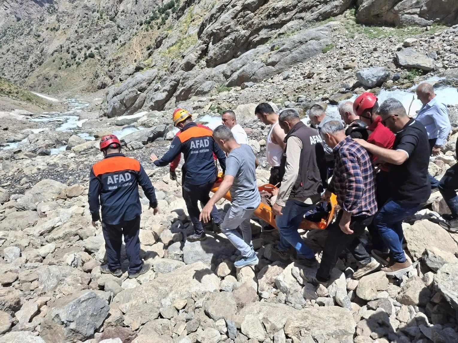Hakkari'de sarp kayalıklarda mahsur kalan köylüyü helikopter kurtardı