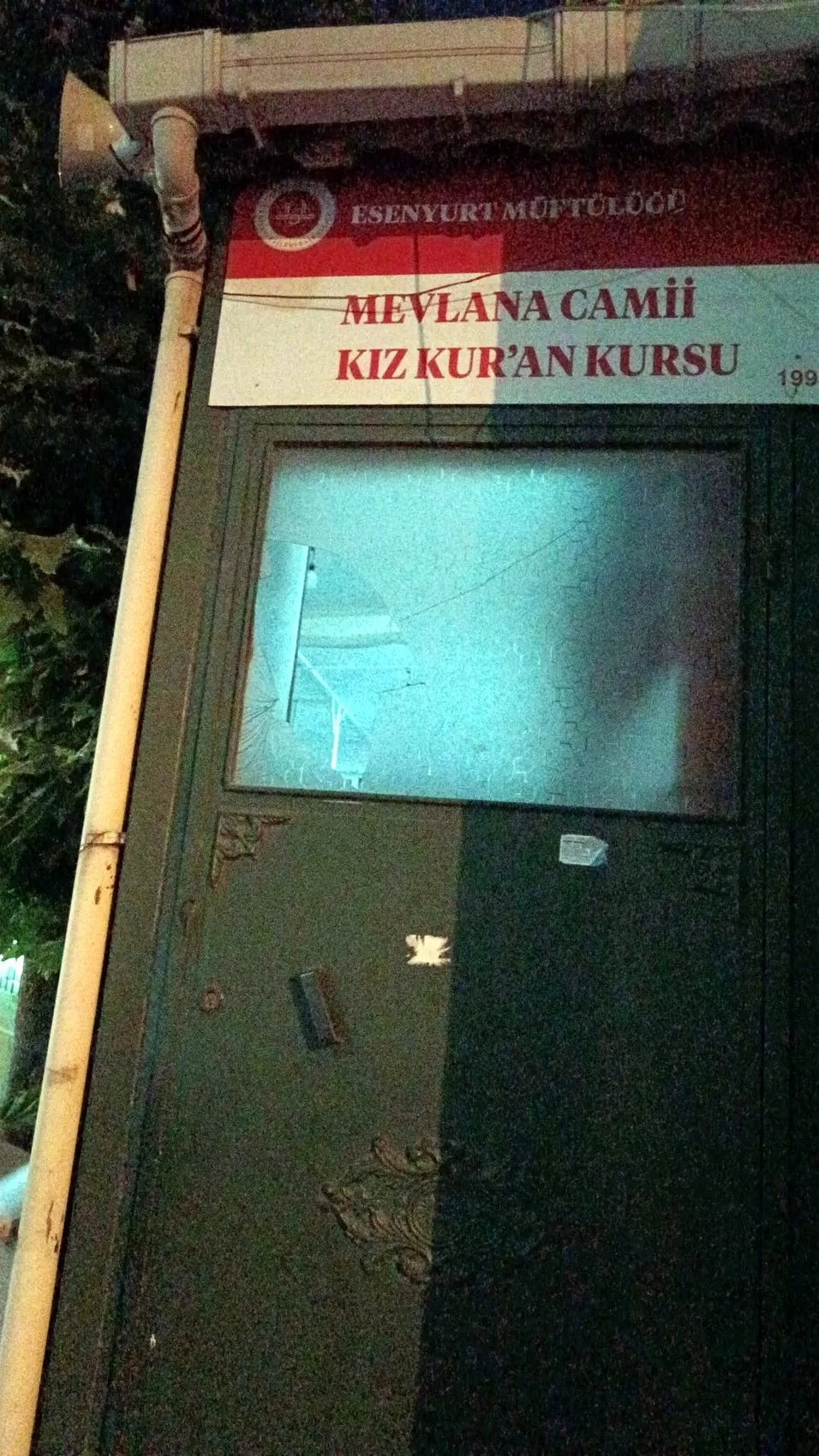 Esenyurt’ta uyarı alan çocuklar eğitim merkezini taş yağmuruna tuttu