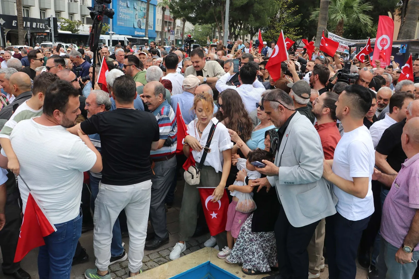 Özgür Özel'den miting otobüslerine el konulmasına tepki