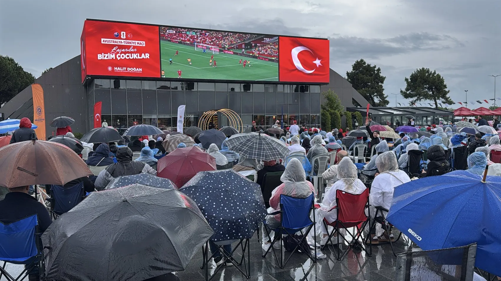 Samsunlular milli maç için yağmura aldırış etmedi