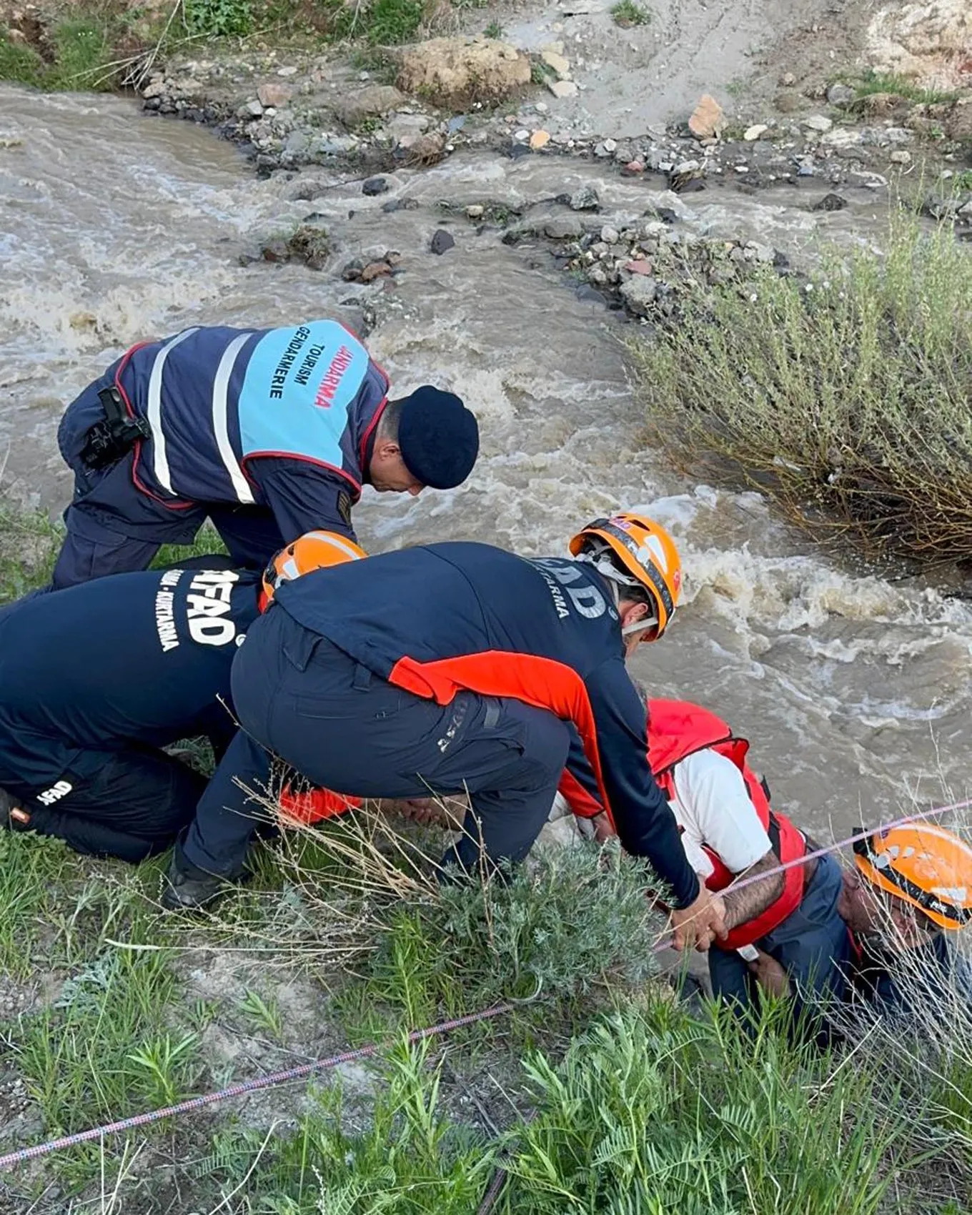 Erzurum'da mantar toplarken derede mahsur kaldılar