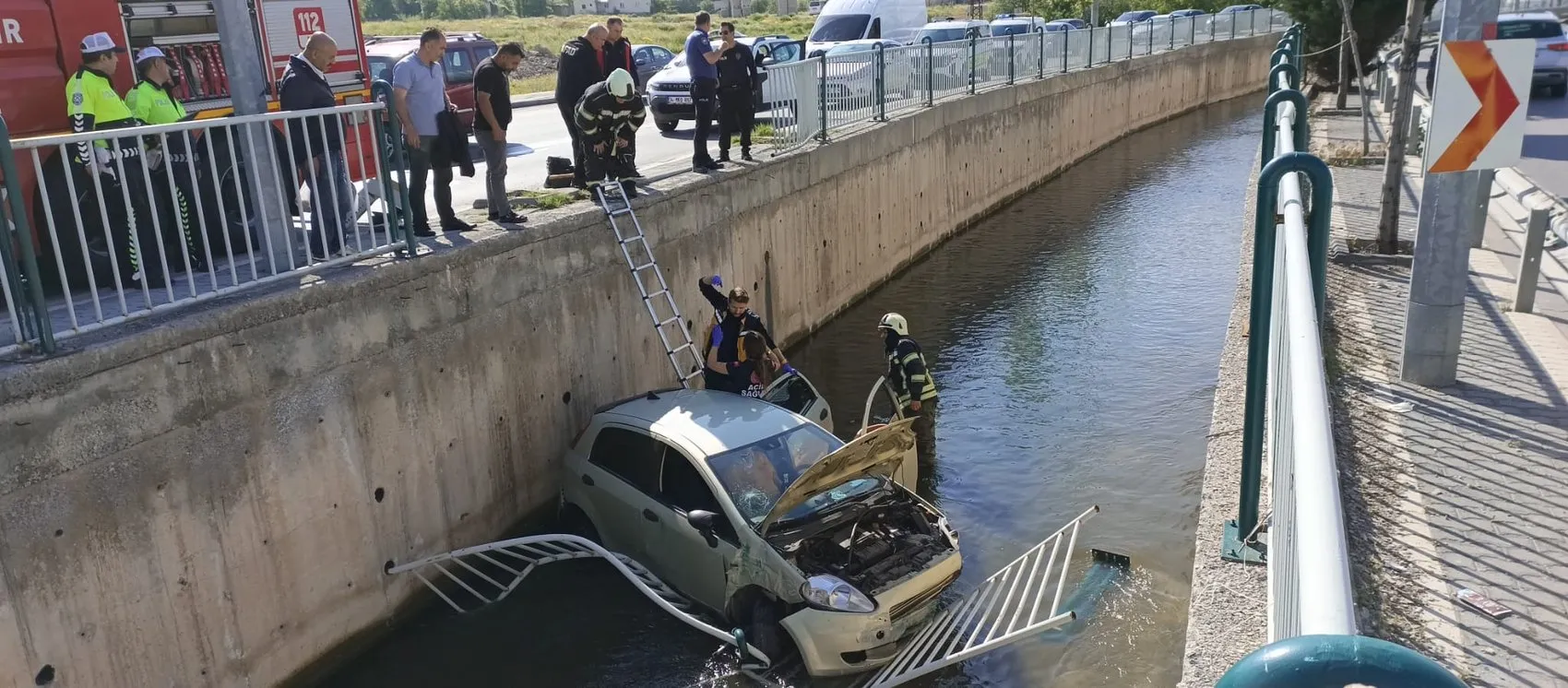 Kayseri'de korkutan kaza Otomobil bariyerleri aşıp kanala uçtu