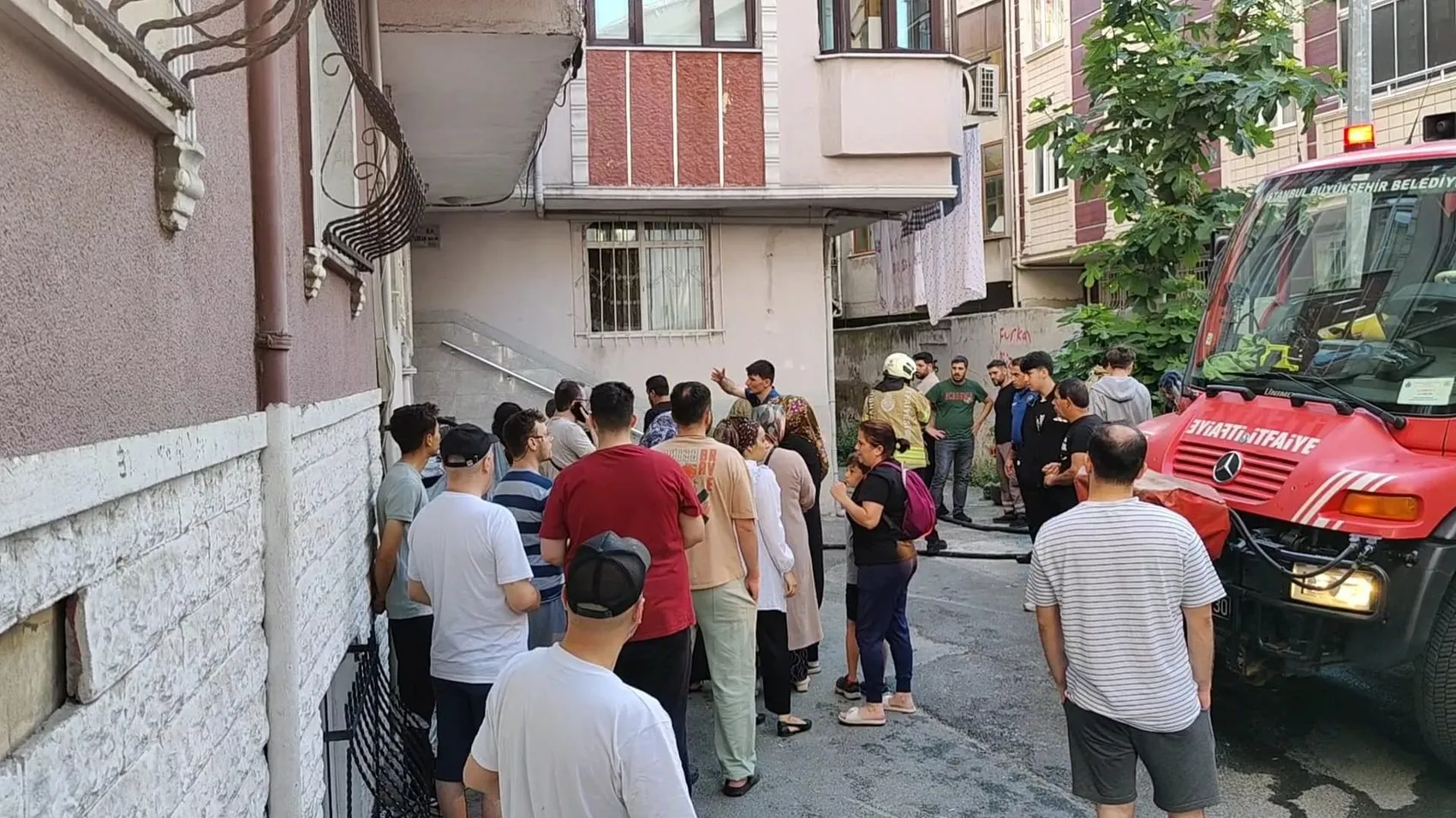 Gaziosmanpaşa’daki yangında korku dolu anlar Kardeşler ambulansta kavuştu