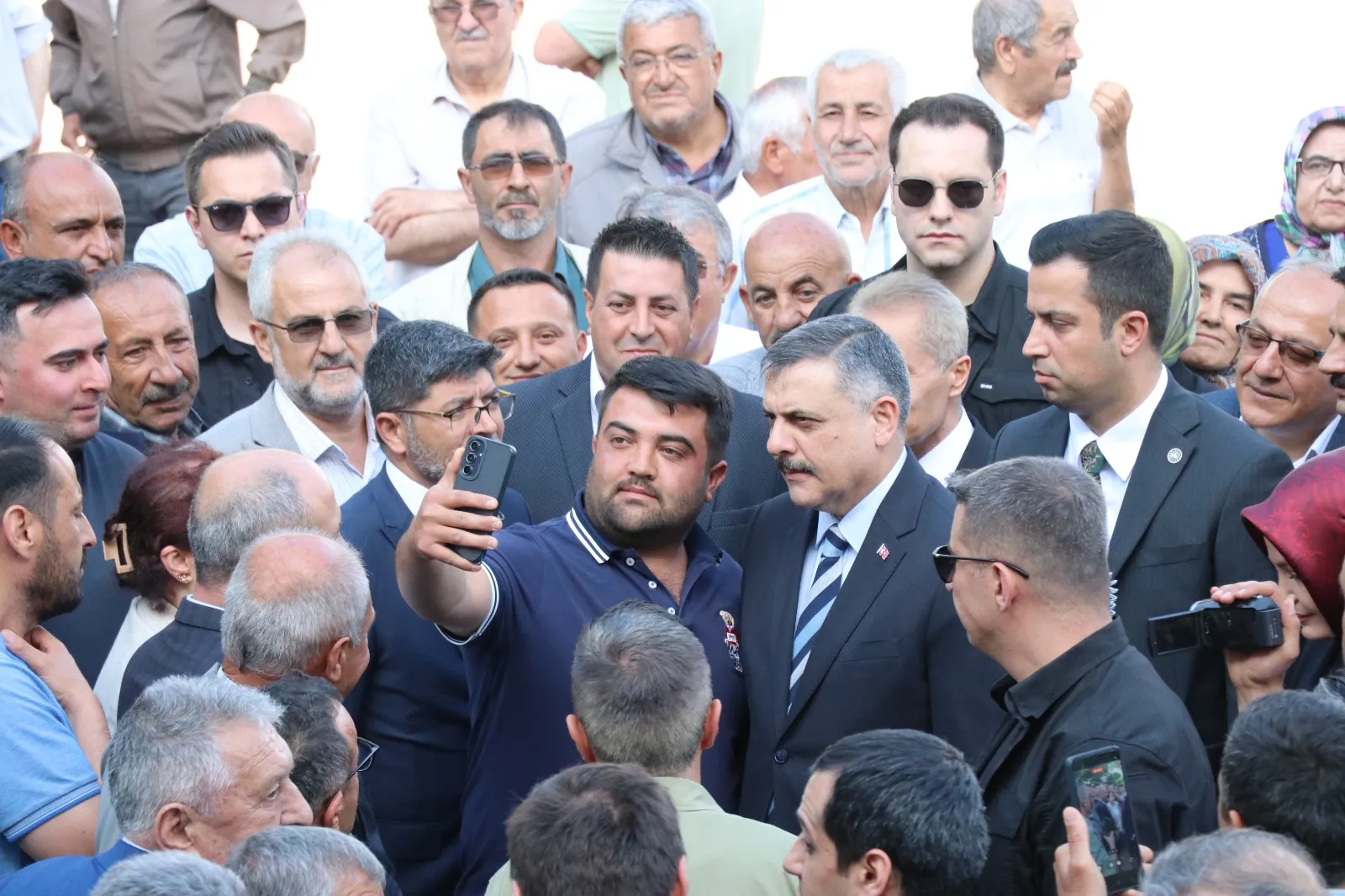 Bakan Çiftçi eski görev yerinde vatandaşla kucaklaştı