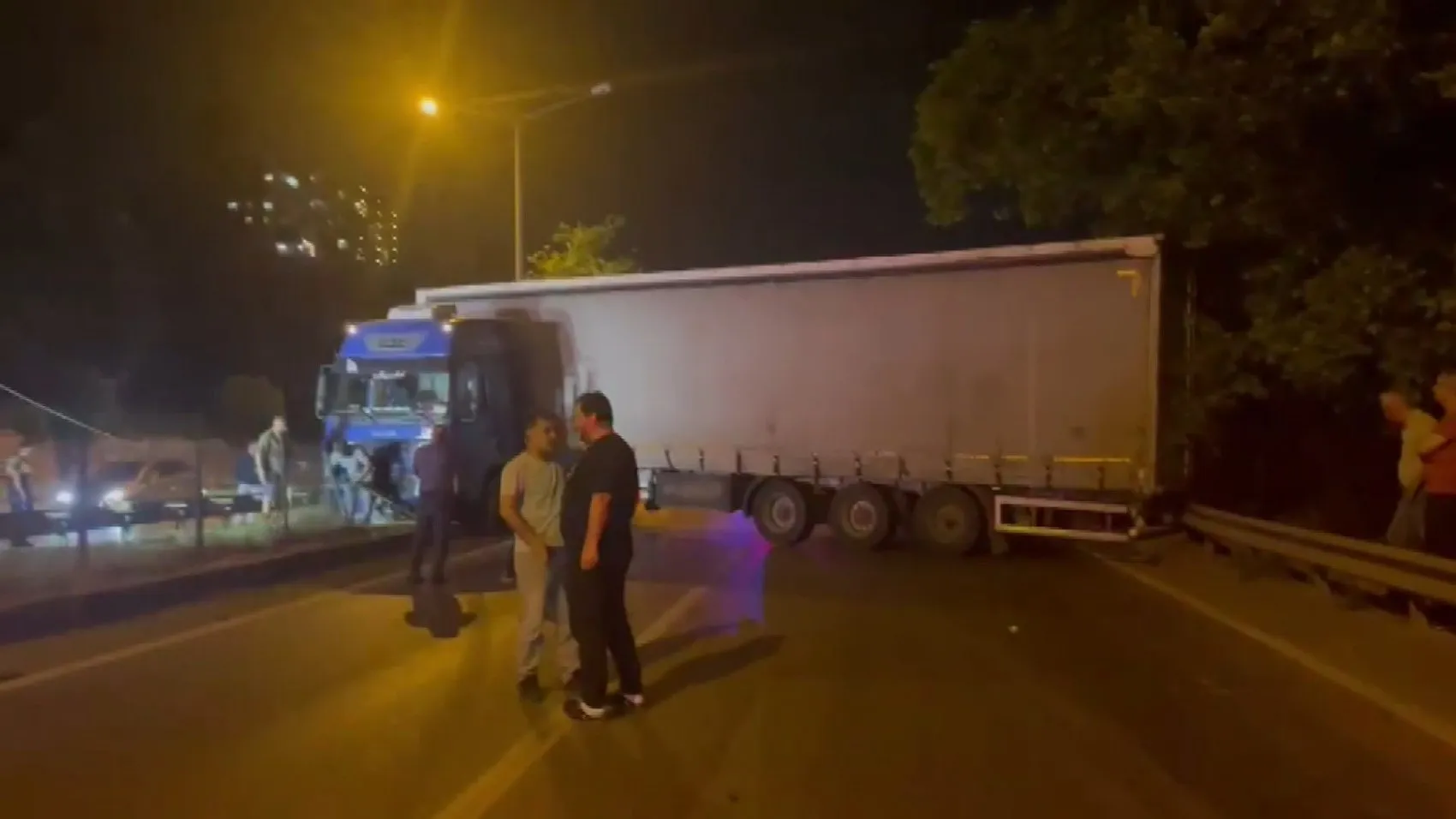 Gemlik yolunda TIR makasladı trafik kilitlendi