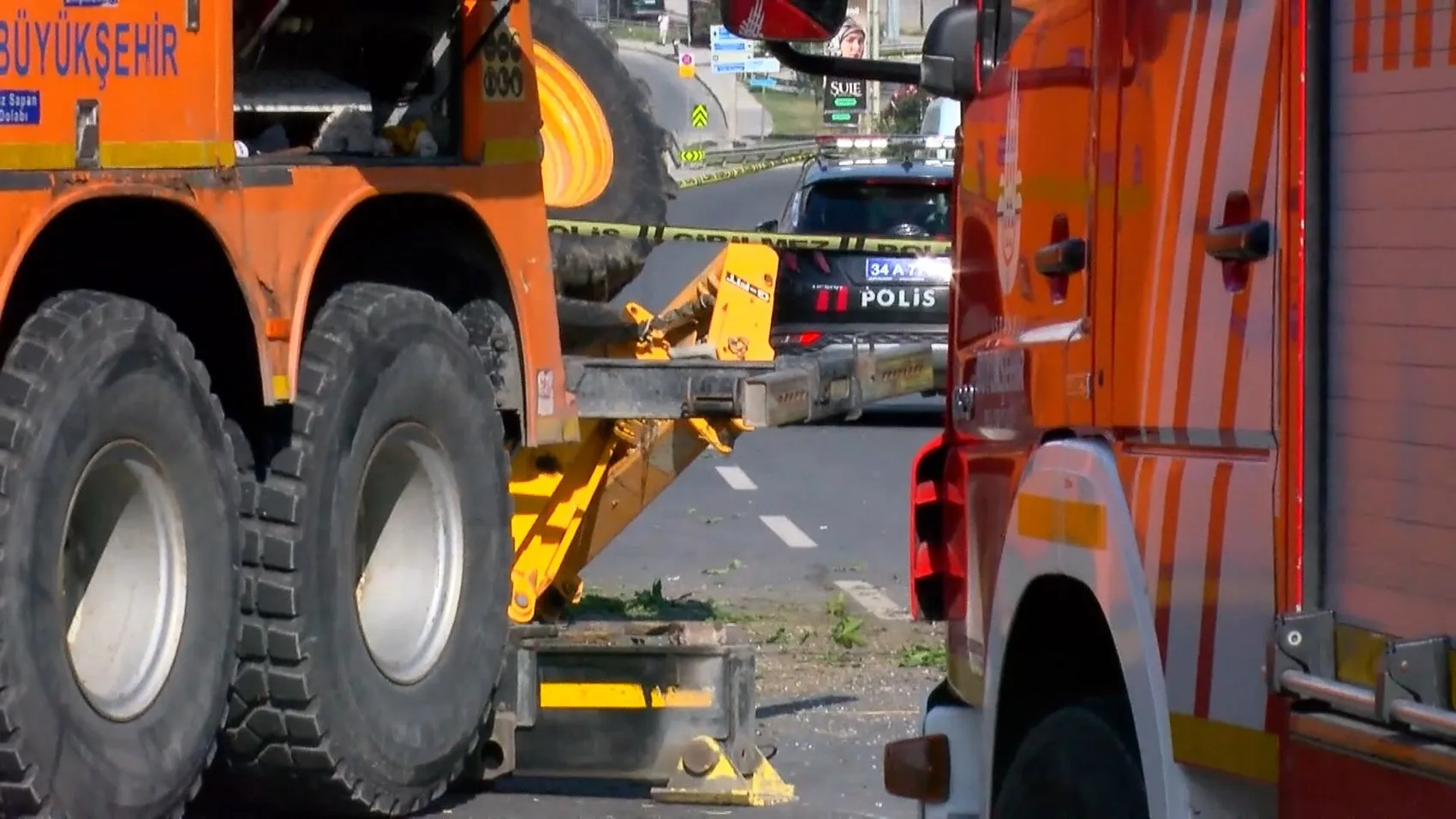 Küçükçekmece’de iş makinesi taşıyan çekici devrildi Bir kişi hayatını kaybetti
