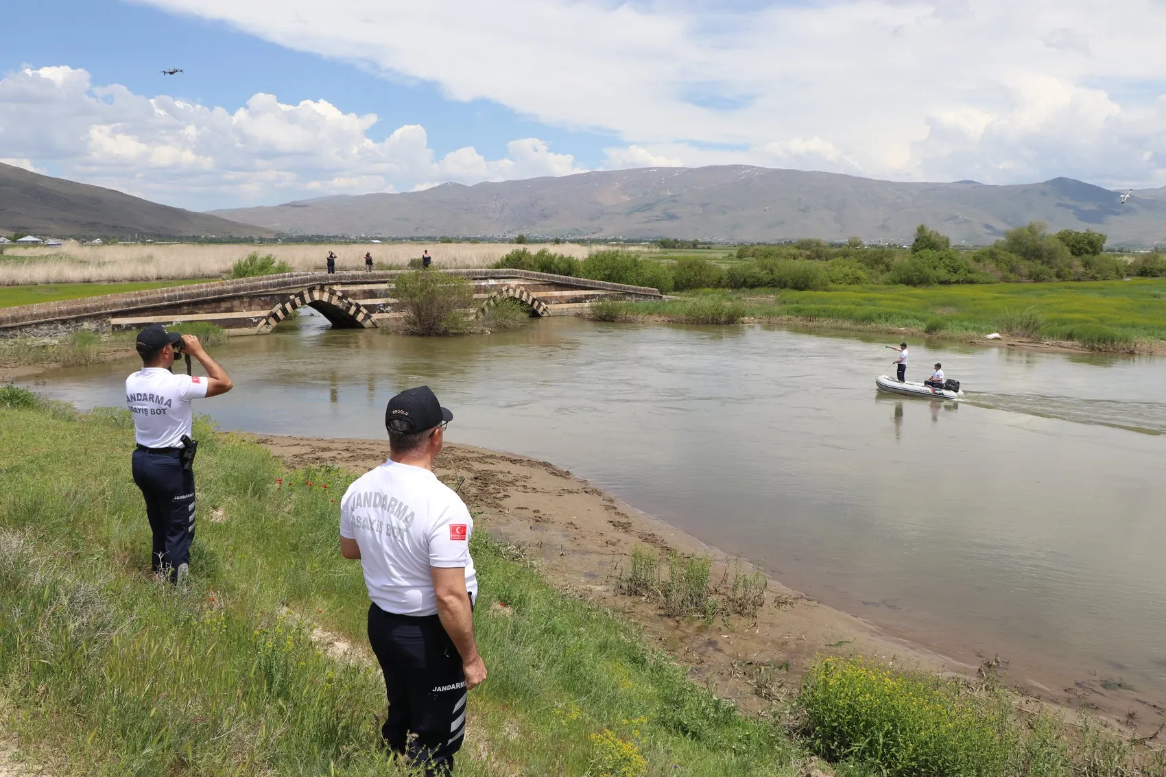 Van Gölü'nde kaçak avcılığa dronlu ve botlu jandarma denetimi