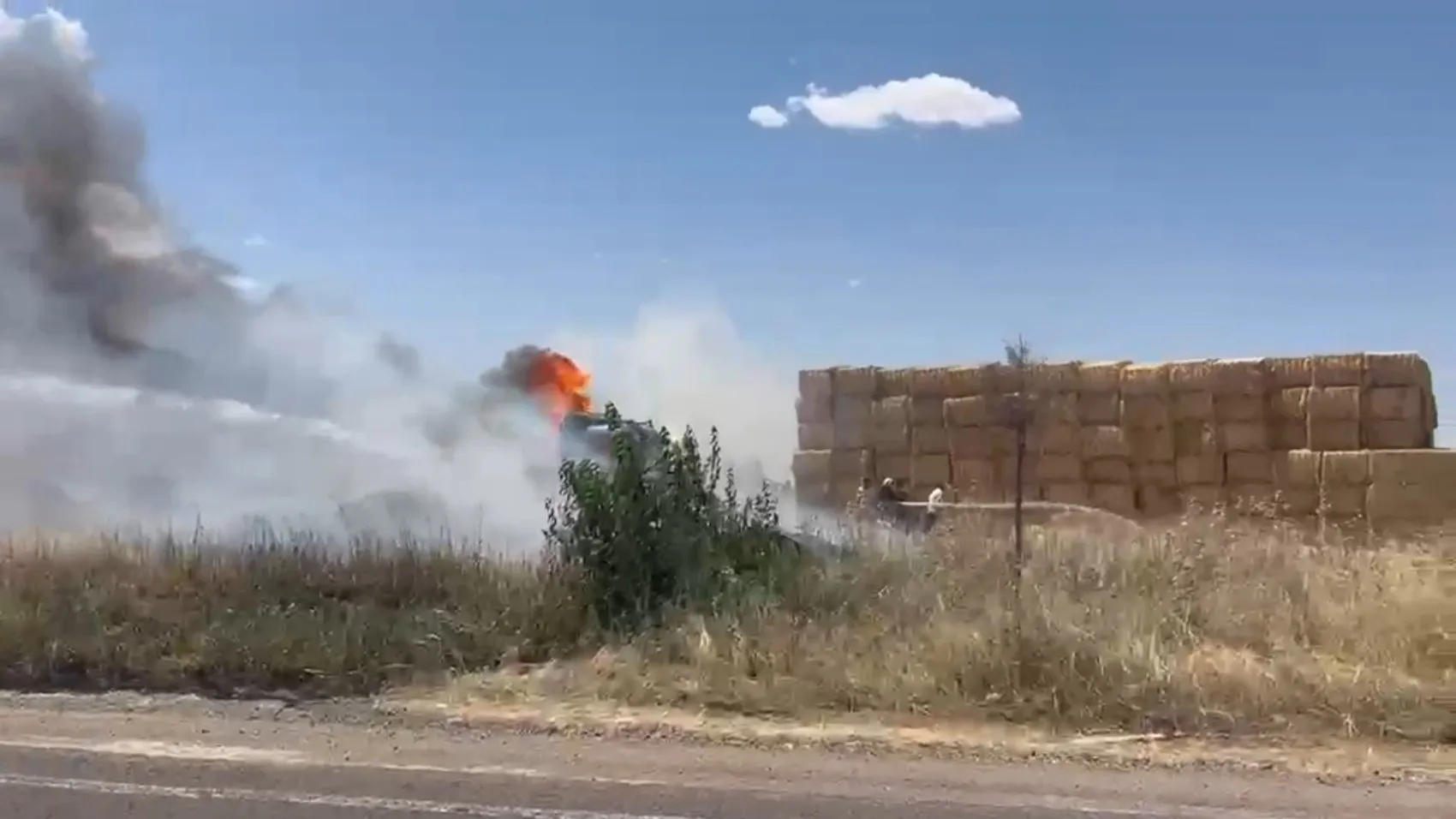 Viranşehir yolunda saman yüklü TIR alevler içinde kaldı
