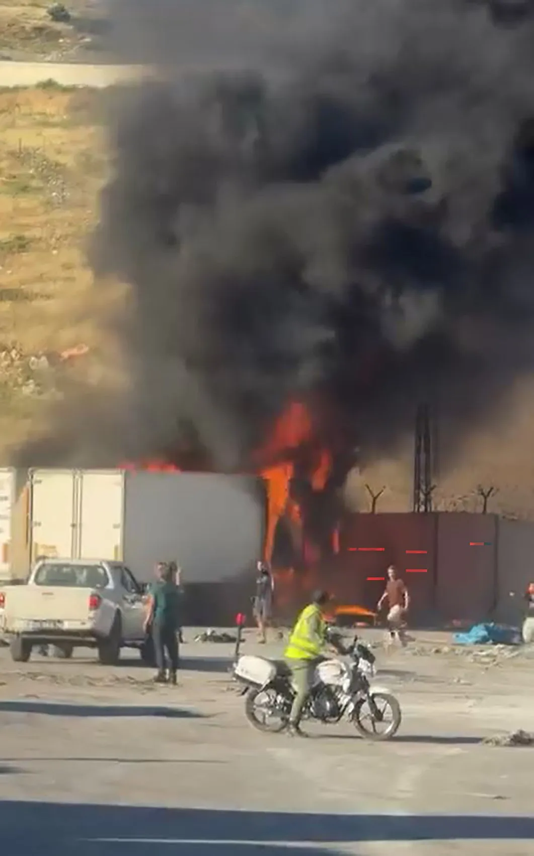 Reyhanlı sınırında iki TIR alevlere teslim oldu